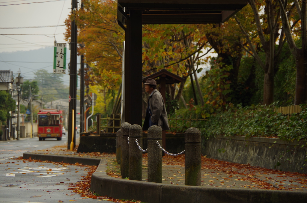 紅バス待ちて