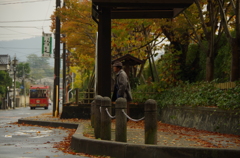 紅バス待ちて