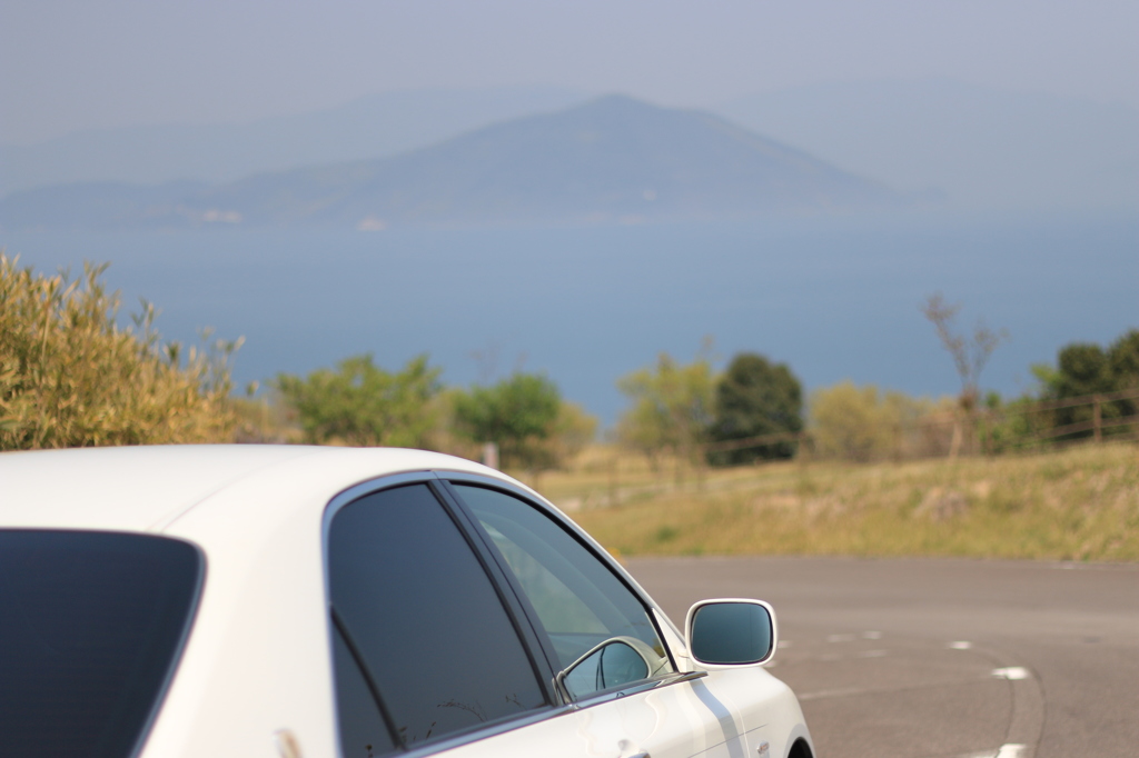 海に向かう車
