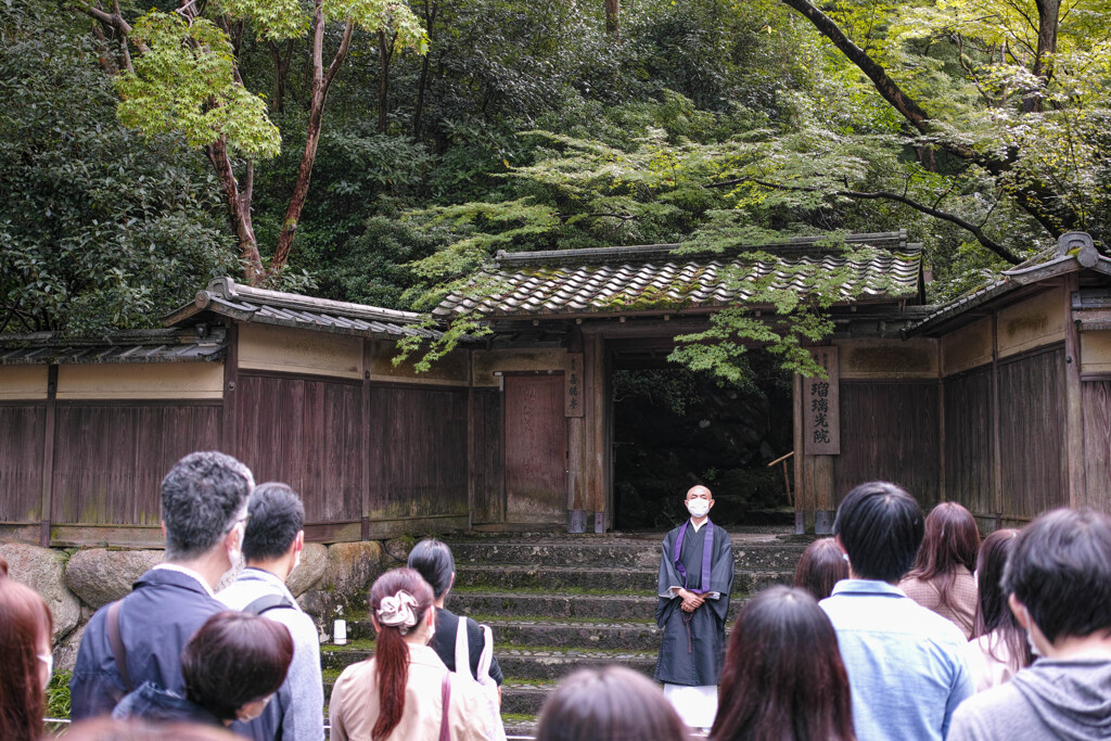 瑠璃光院拝観前の案内