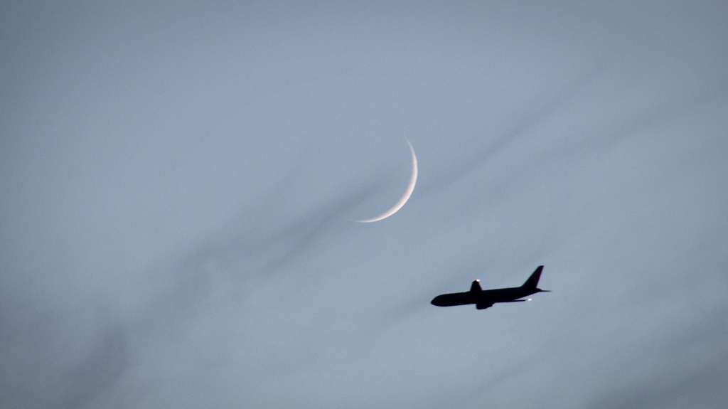 月と飛行機と