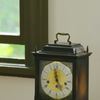 昼下がり、時計のある窓辺