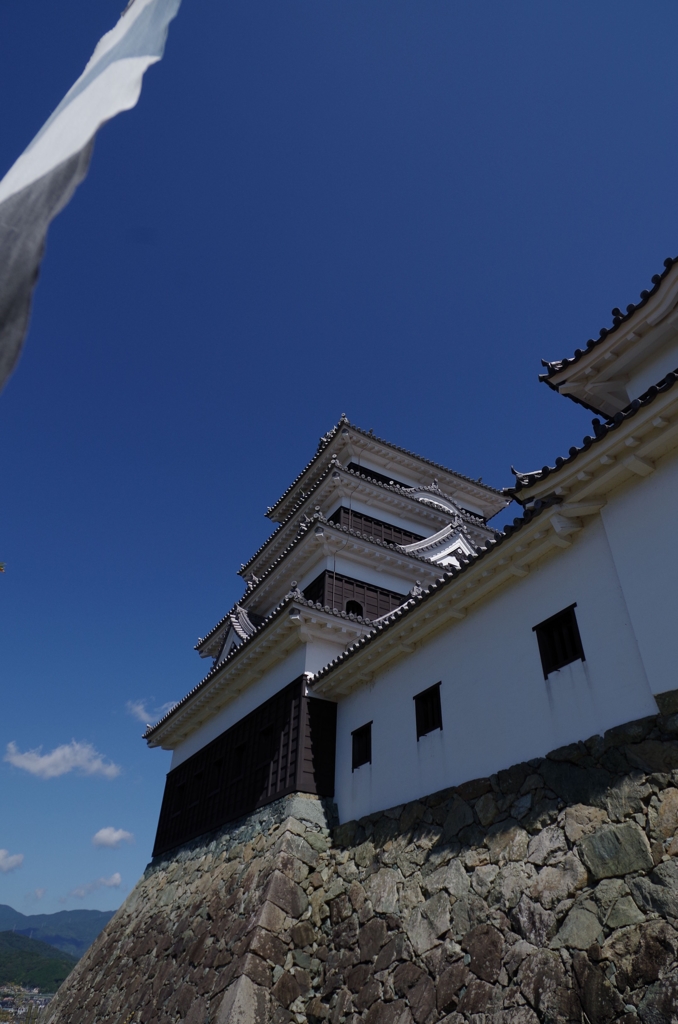 旗の先に…城、雲、山…