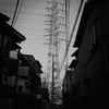 路地から見上げた鉄塔
