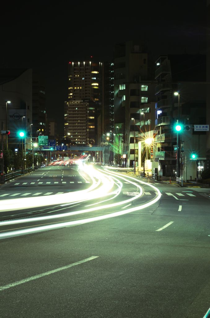 夜の旧海岸通り、光の条…