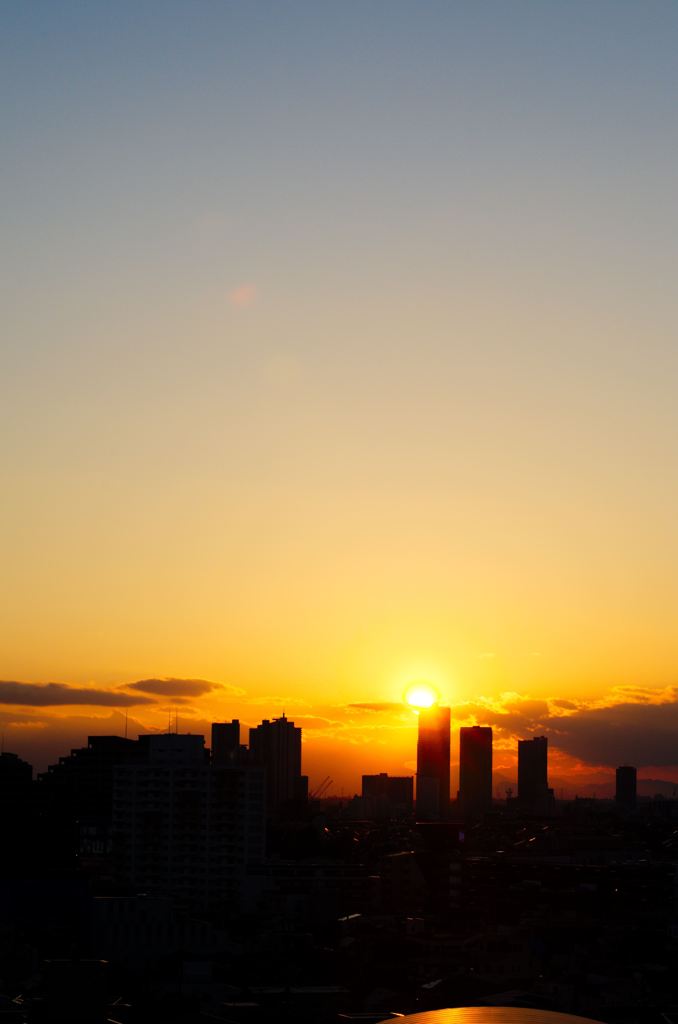 黄金色の夕陽の上の空…