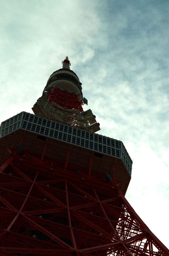 東京タワーを見上げる、春の雲を背景に