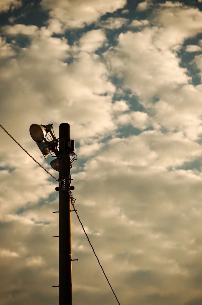 電柱と秋の空