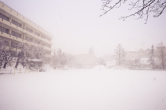 雪の小学校