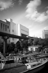 田町のモノレールと船