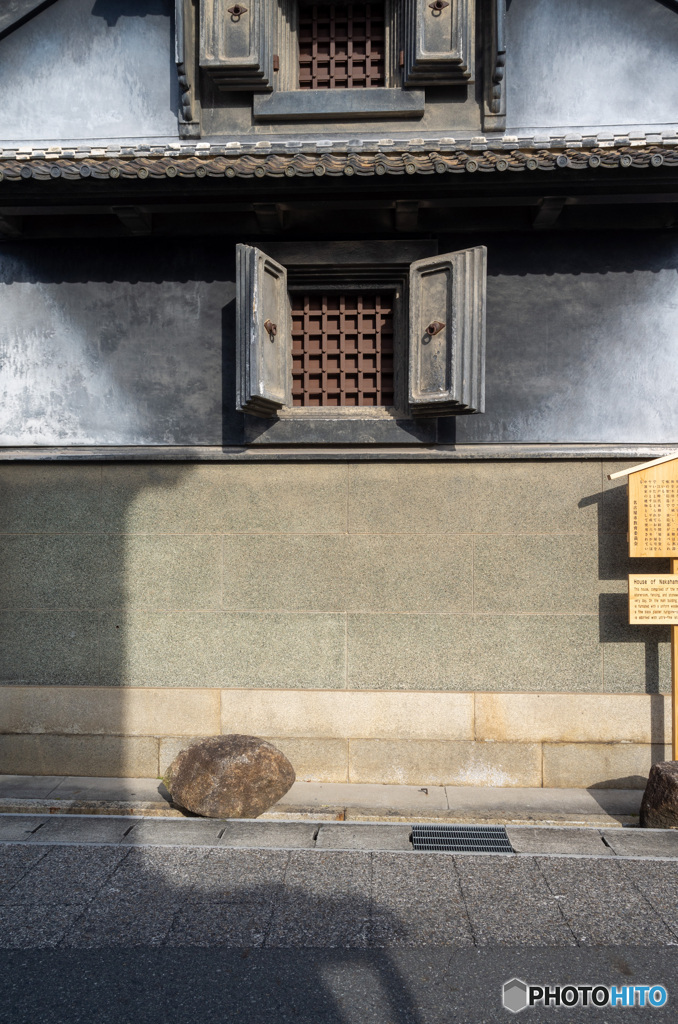 気になる石と蔵と影