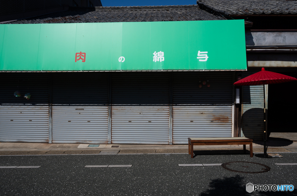 店先と赤い傘