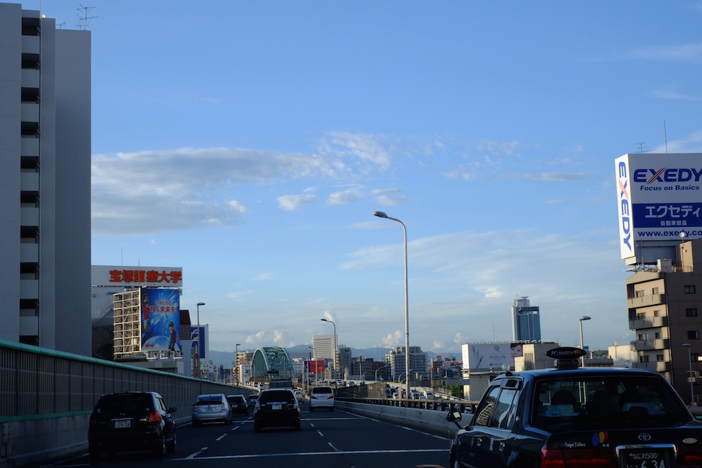 青空と街