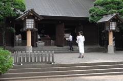 御参りする人