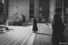 見つめる