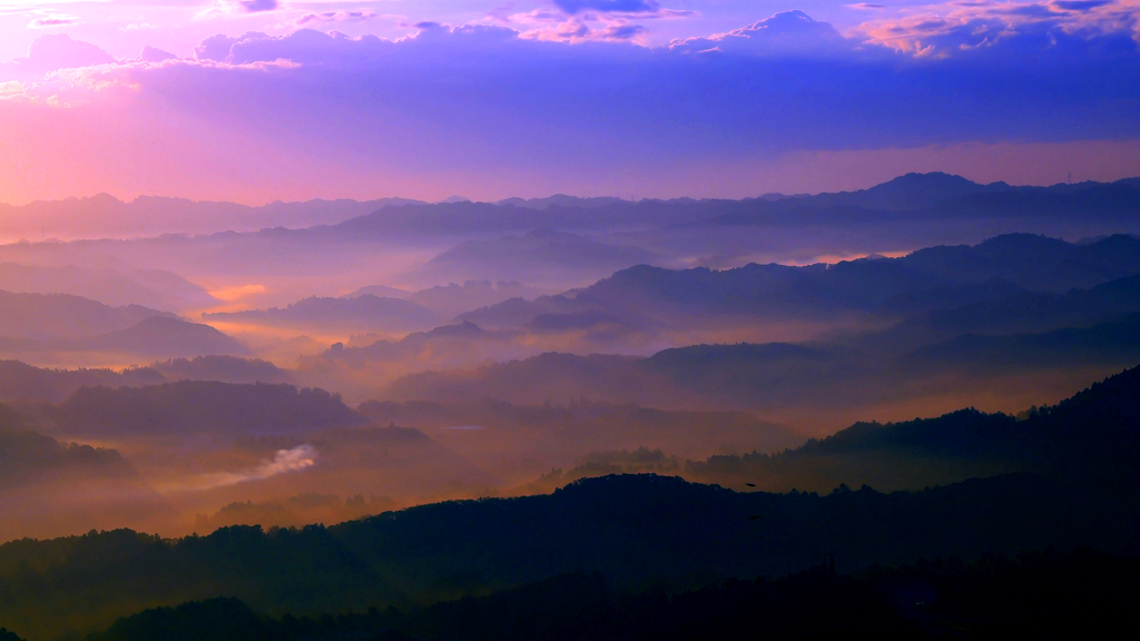 山並みの向こうへ馳せる想い