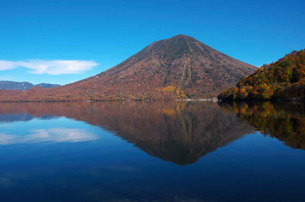 紅葉の中禅寺湖