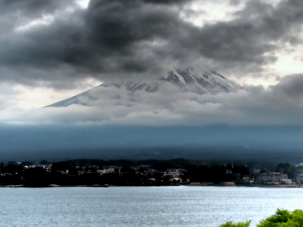 垂れ込める暗雲の中でも、雄大なる