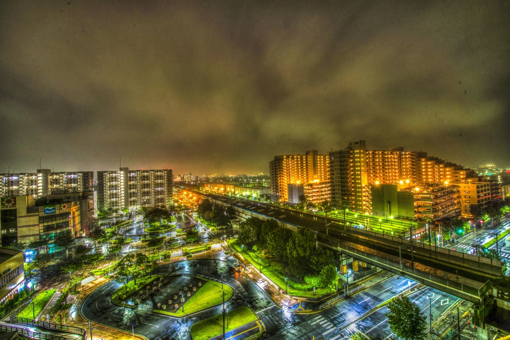 雨にぬれた真夜中の駅前広場（HDR)