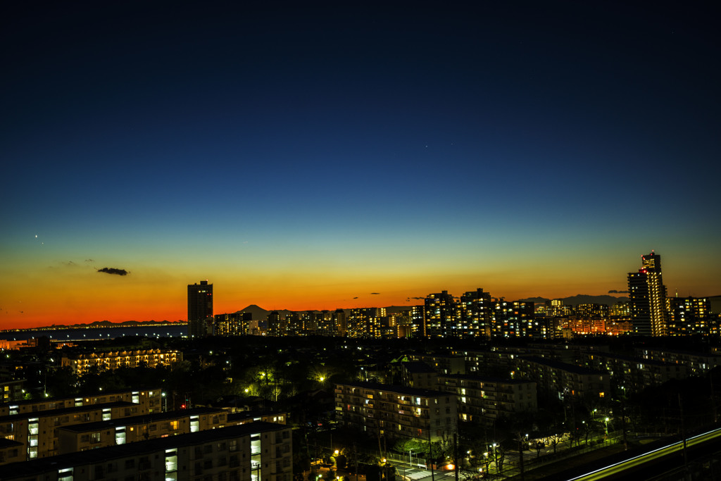 検見川浜の夕景（日没後）。赤富士が見えます。