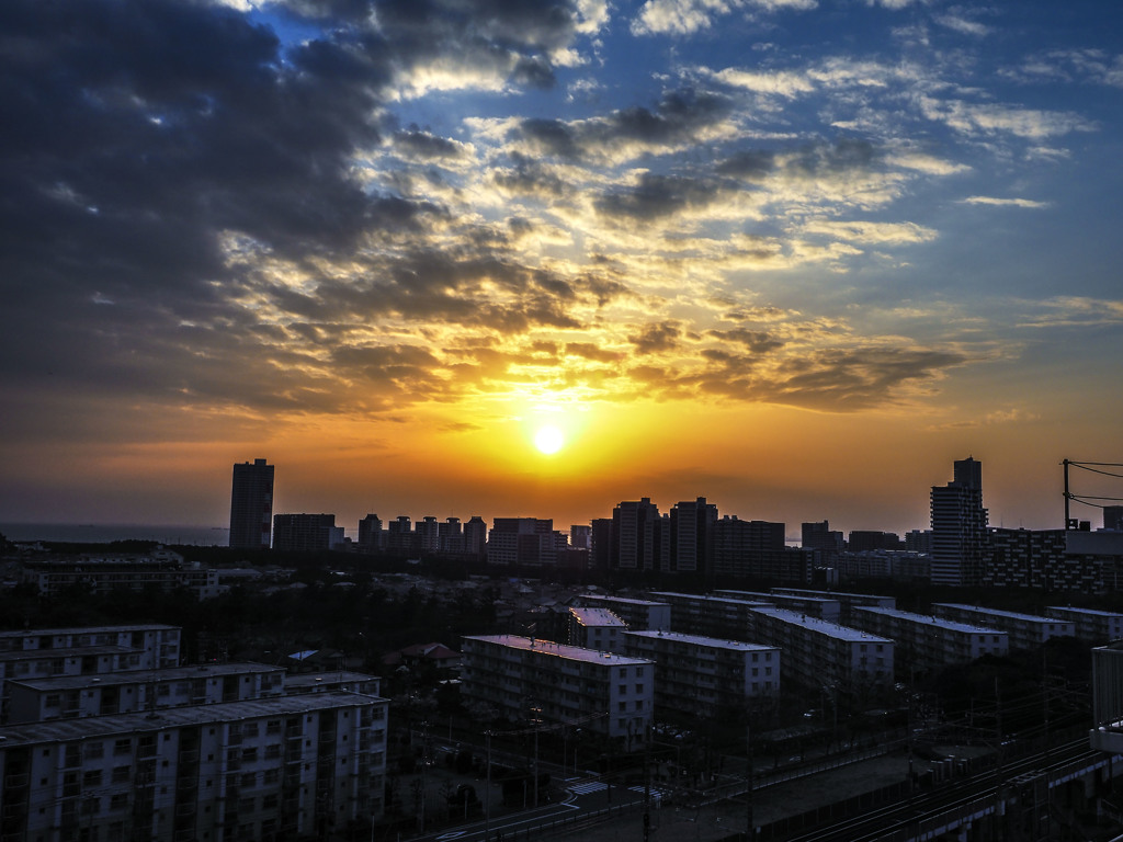 曇りでしたが夕日が見えて空が割れてきました。