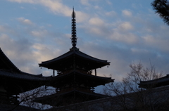 三重塔に迫る夕闇