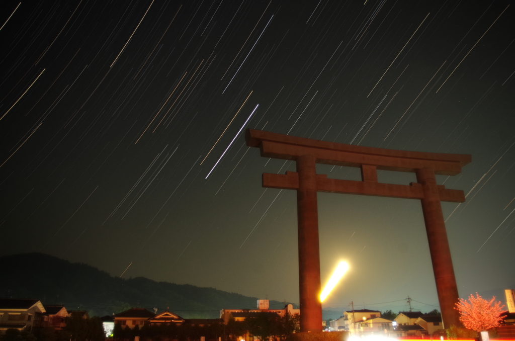 大鳥居に降る星と月の出