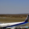 飛行機と列車の風景