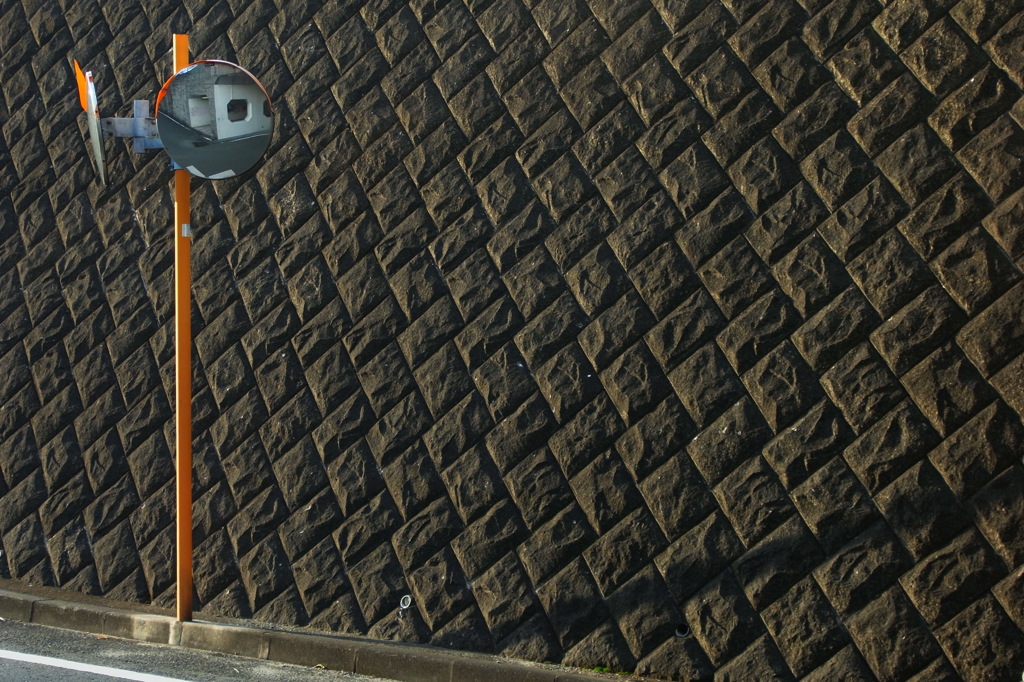 なんの変哲もないカーブミラー的なヤツ