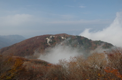 紅葉の御在所岳から国見岳を臨む