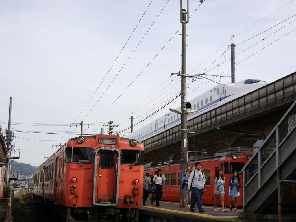 ローカル線と車輌基地から出てきた新幹線