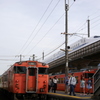 ローカル線と車輌基地から出てきた新幹線