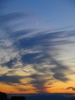 夕焼けの空に眉月