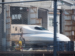 車輌基地に入る新幹線