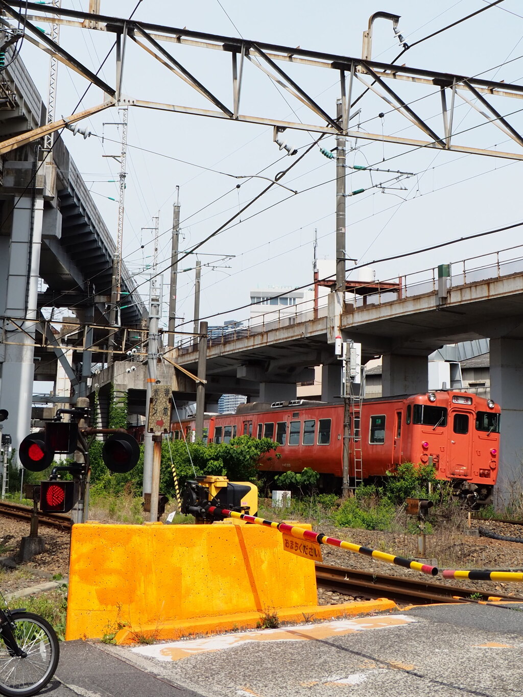 低い踏切警報機