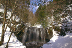 雪と虹の滝
