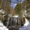 雪と虹の滝