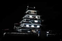 光る城