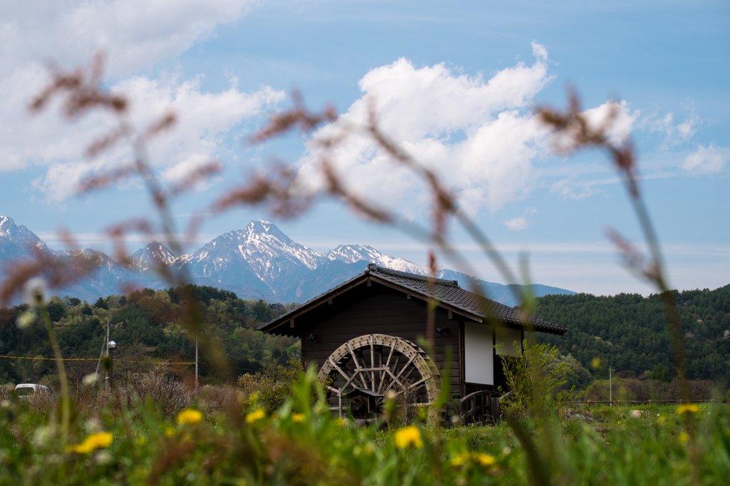水車小屋と南八ヶ岳