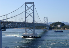 橋と船