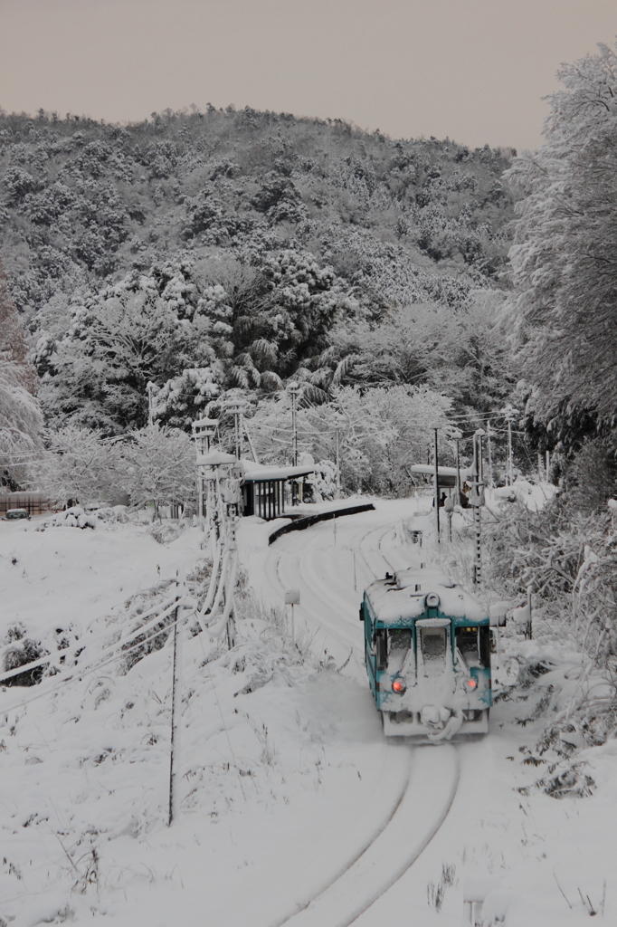 雪景色無人の駅