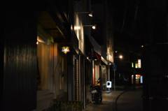 薄明かりの路地裏
