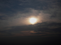 霞む夕日と流れ雲