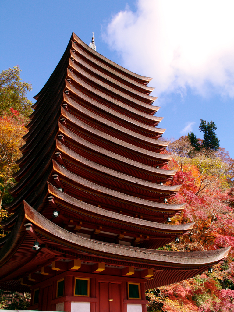 紅葉の十三重塔