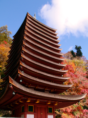 紅葉の十三重塔