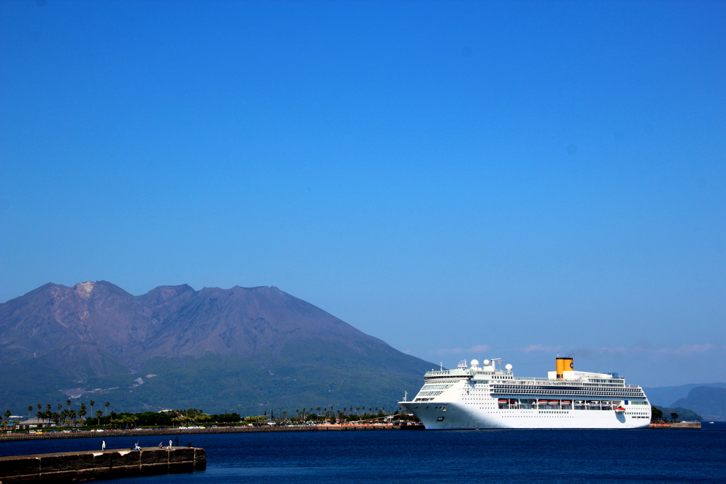 コスタ・ビクトリアと桜島