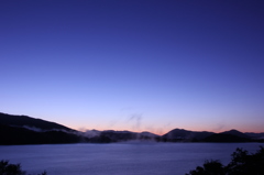 檜原湖の夜明け