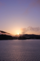 檜原湖の夜明け