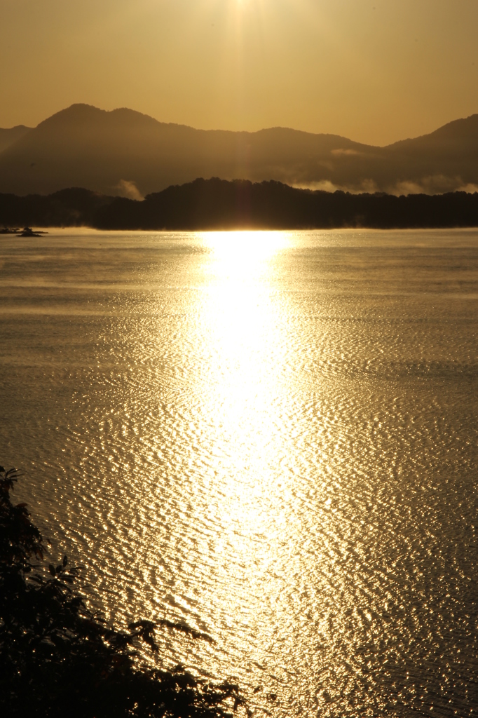 檜原湖の朝陽