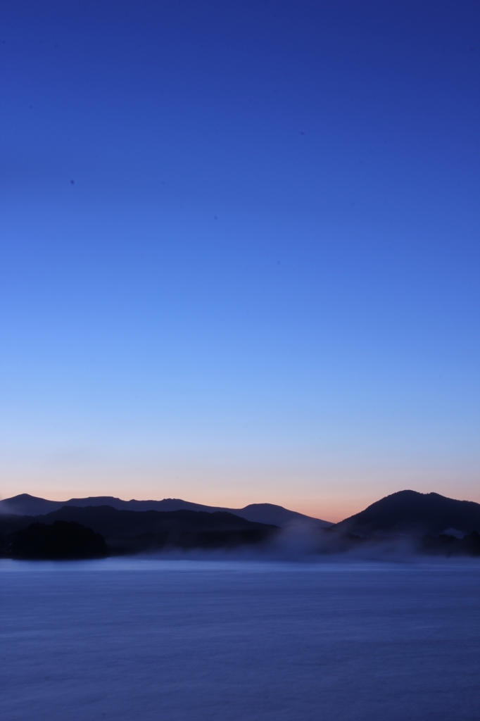檜原湖の夜明け